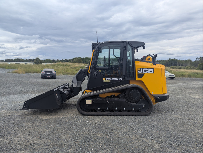 2: NEW JCB 3TS-8T TELESKID TELEHANDLER