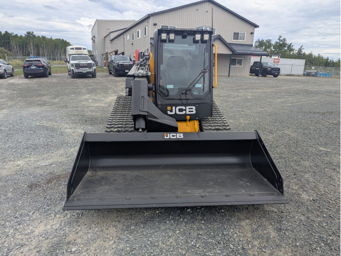 8: NEW JCB 3TS-8T TELESKID TELEHANDLER