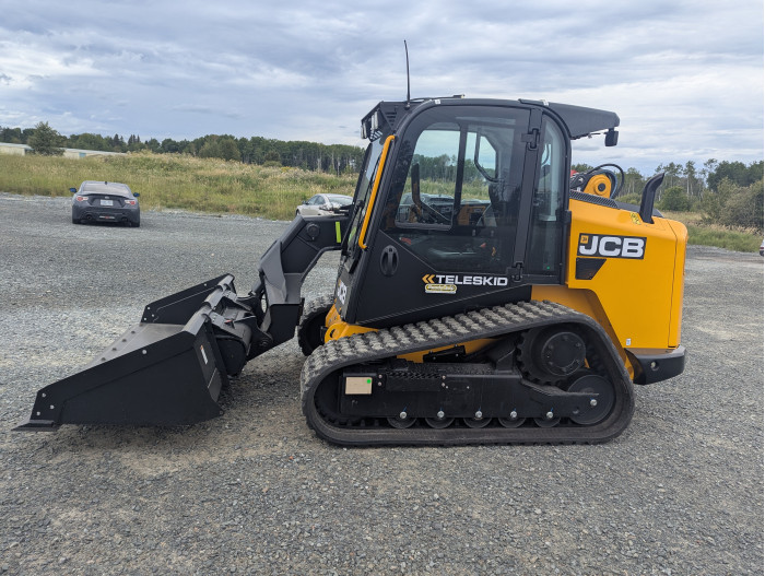 11: NEW JCB 3TS-8T TELESKID TELEHANDLER