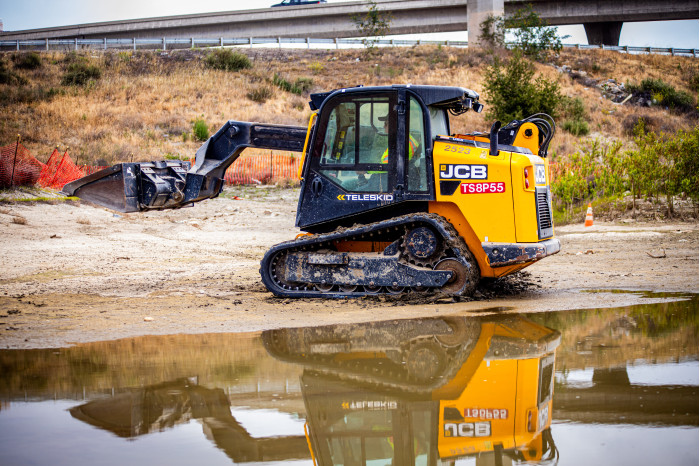 1: JCB 3TS-8T Teleskid
