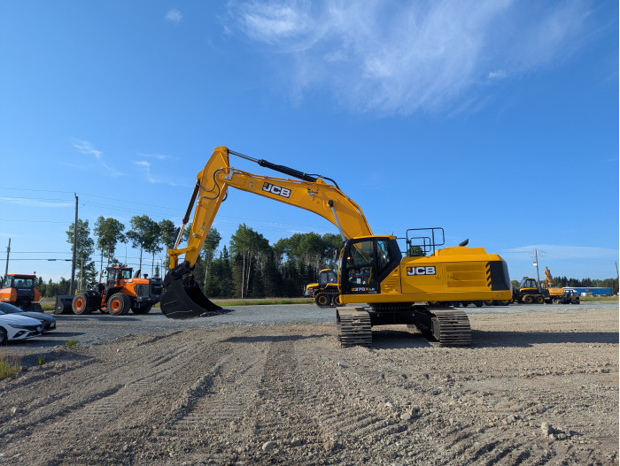 11: JCB 370X CRAWLER EXCAVATOR
