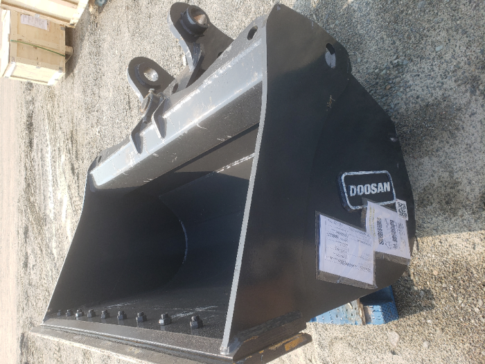 1: NEW DOOSAN 60" HYD TILT BUCKET