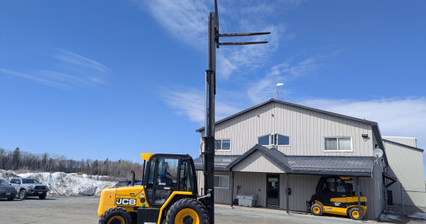 JCB 940 Rough Terrain Forklift – 22' Clearview Carriage | ReadyQuip