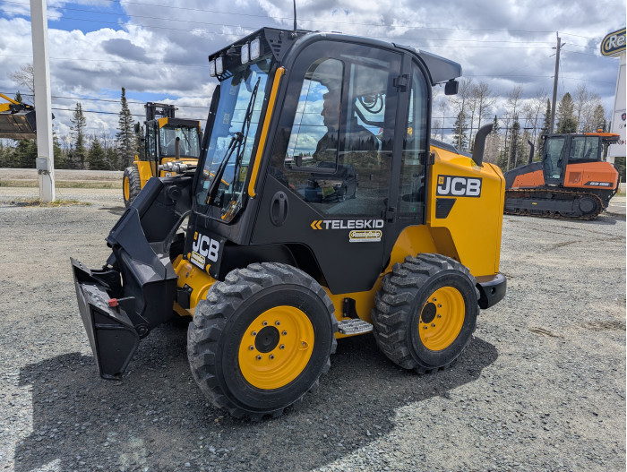 2: 2026 JCB 3TS-8W Teleskid