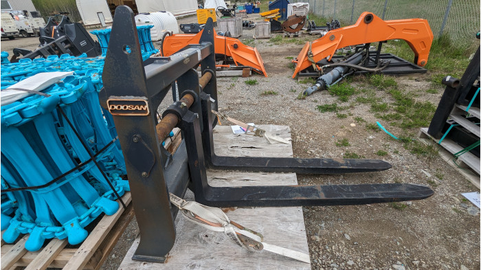 2: 2023 DEVELON 60" pallet forks