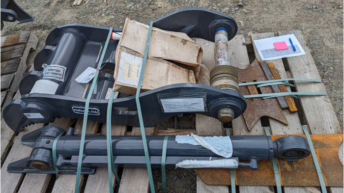 4: 2024 DEVELON THUMB THUMB HYD. FOR DX225LC-7-US30