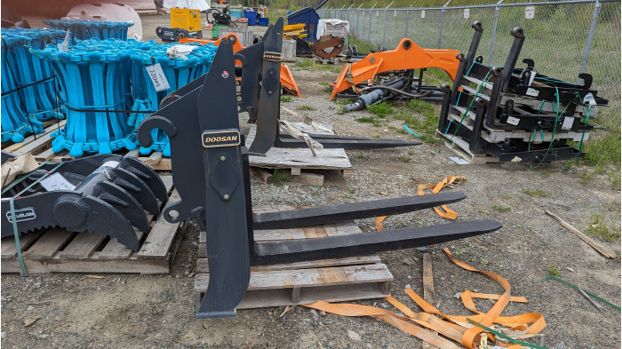 3: DEVELON PALLET FORKS FOR DL220-7-US20