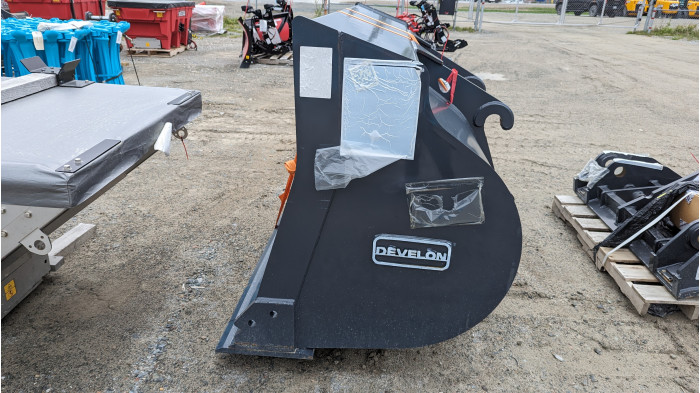 4: DEVELON BUCKET GP 100.4 IN 