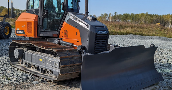 2023 DEVELON DD100 Dozer – 515 h | ReadyQuip