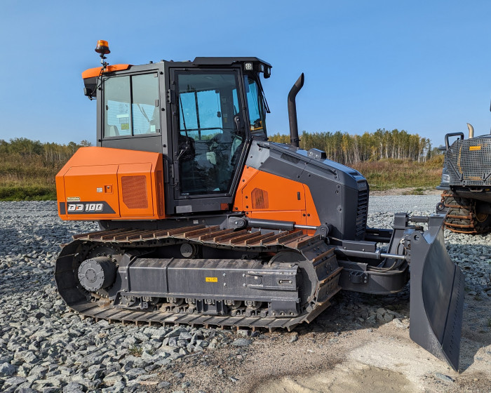 4: 2023 DEVELON DD100 Dozer