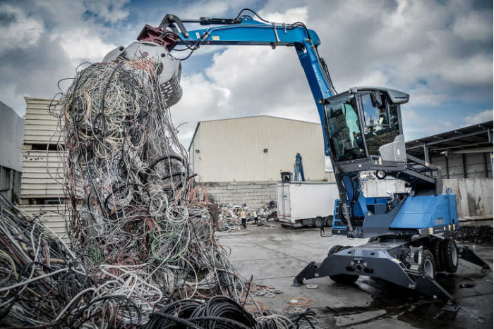 3: FUCHS 310 MATERIAL HANDLER