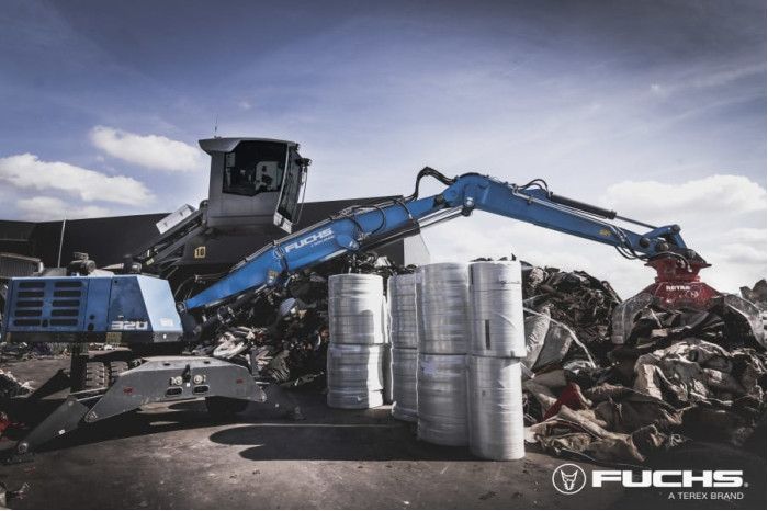 2: FUCHS 320 MATERIAL HANDLER