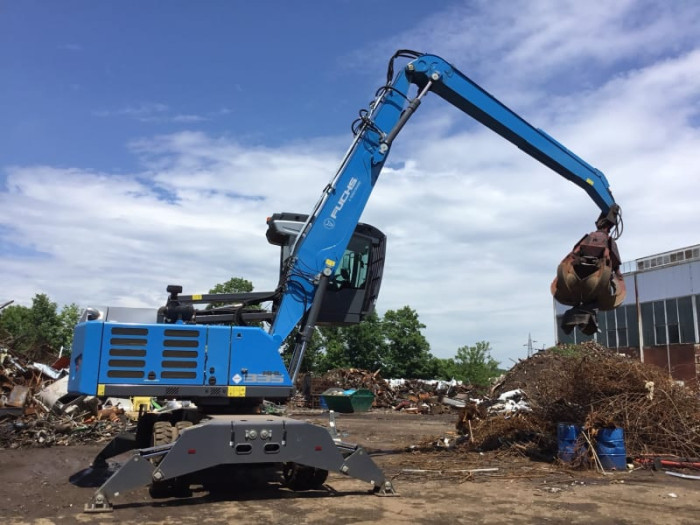 1: FUCHS 335 MATERIAL HANDLER