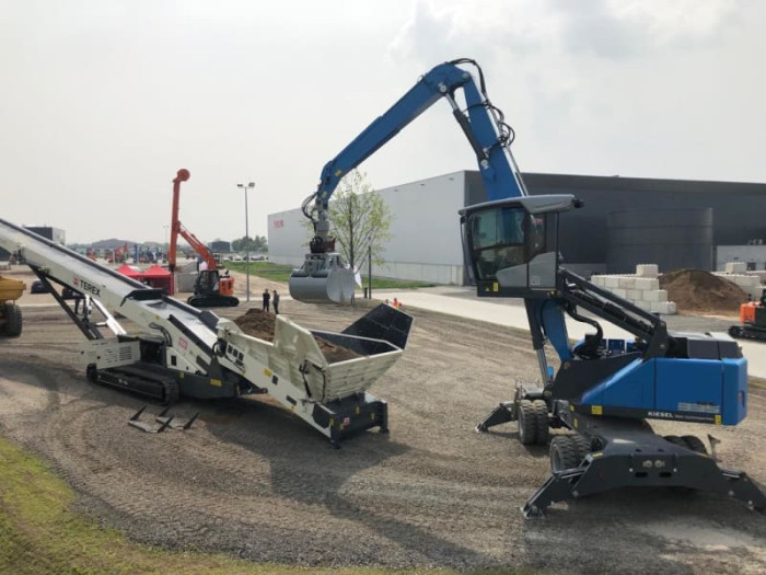 3: FUCHS 335 MATERIAL HANDLER