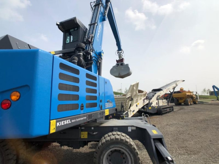 4: FUCHS 335 MATERIAL HANDLER