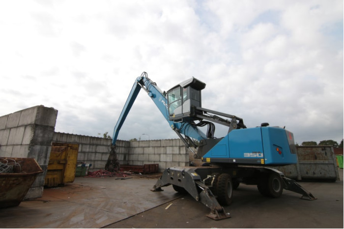 1: FUCHS 350 MATERIAL HANDLER