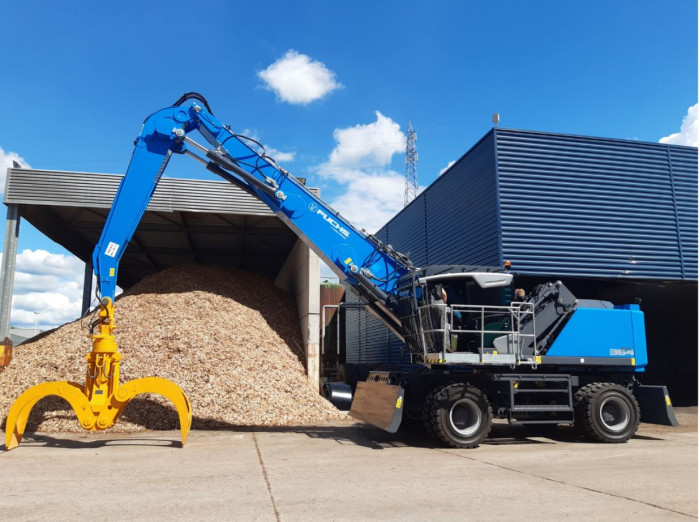 2: FUCHS 364 F PICK AND CARRY