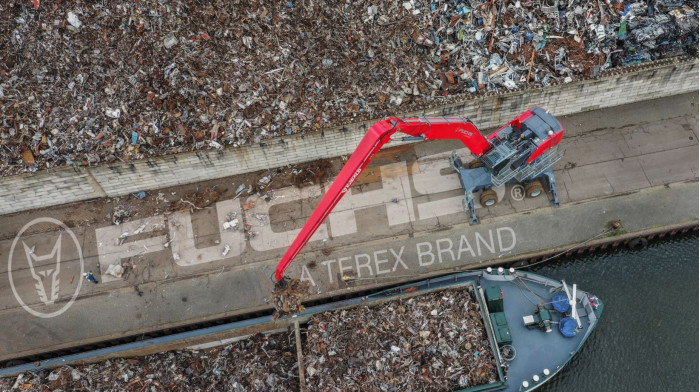 6: FUCHS 390 MATERIAL HANDLER