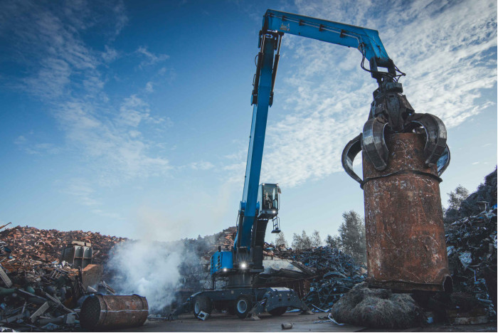 4: FUCHS 390 MATERIAL HANDLER