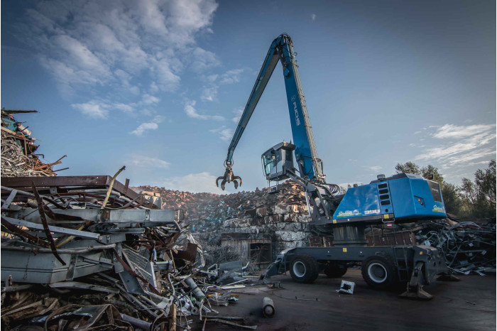 3: FUCHS 390 MATERIAL HANDLER