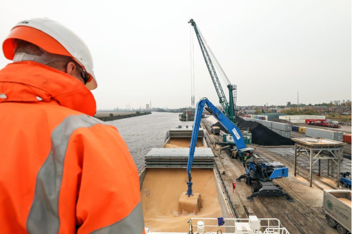 2: FUCHS 390 MATERIAL HANDLER