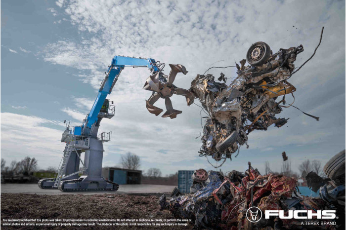 1: FUCHS 390 MATERIAL HANDLER