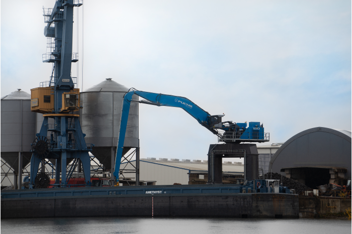 3: FUCHS F120 MH MATERIAL HANDLER