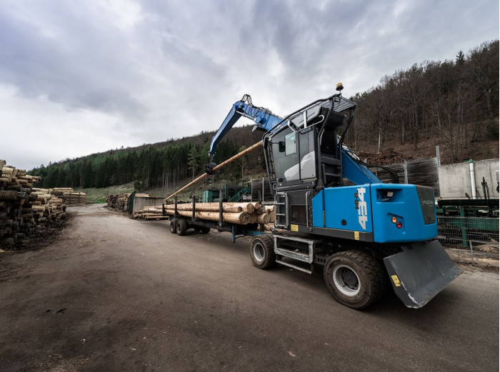 4: FUCHS MHL434 PICK AND CARRY