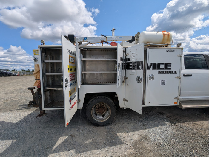 10: 2015 DODGE RAM 5500 SLT Service Truck
